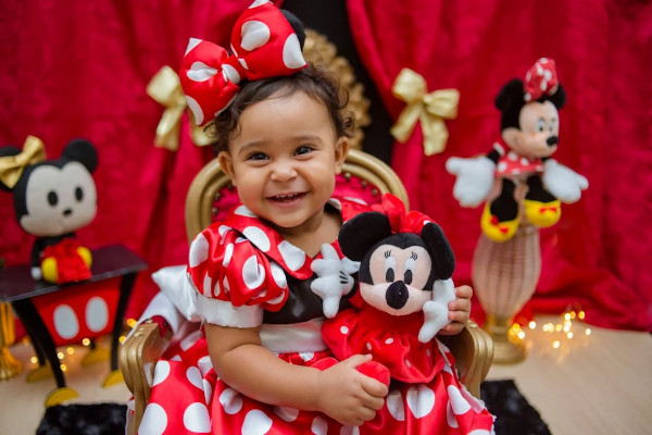 girl holding minnie mouse soft toy