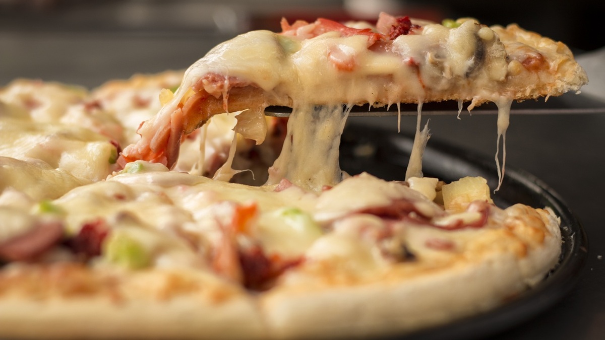 Pizza serving