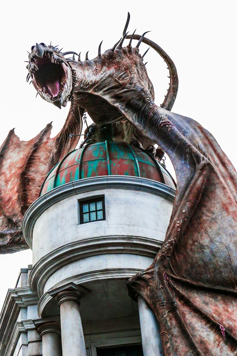 Dragon on top of Gringotts Bank