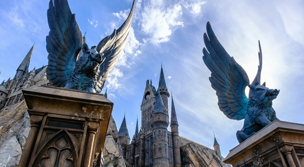 Winged hogs on gateposts at Hogsmead