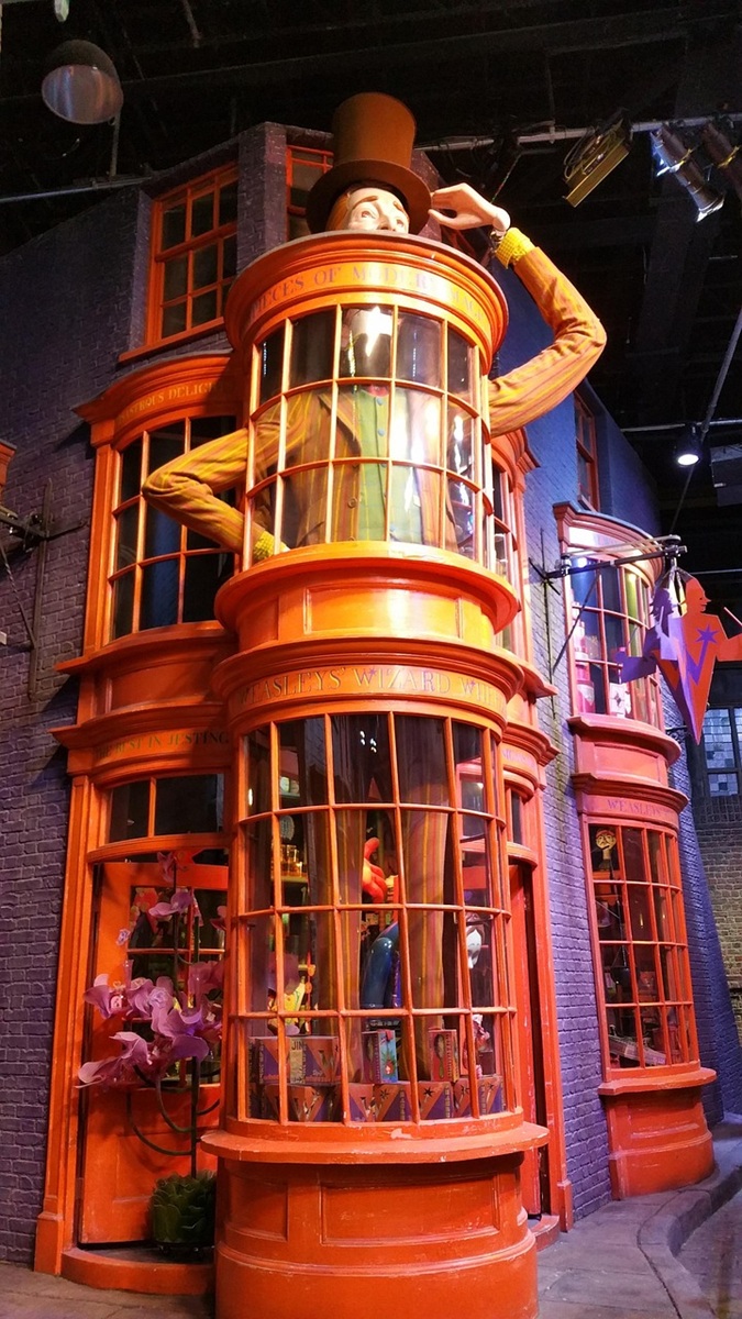 Weasley's Wizard Wheezes shop Diagon Alley