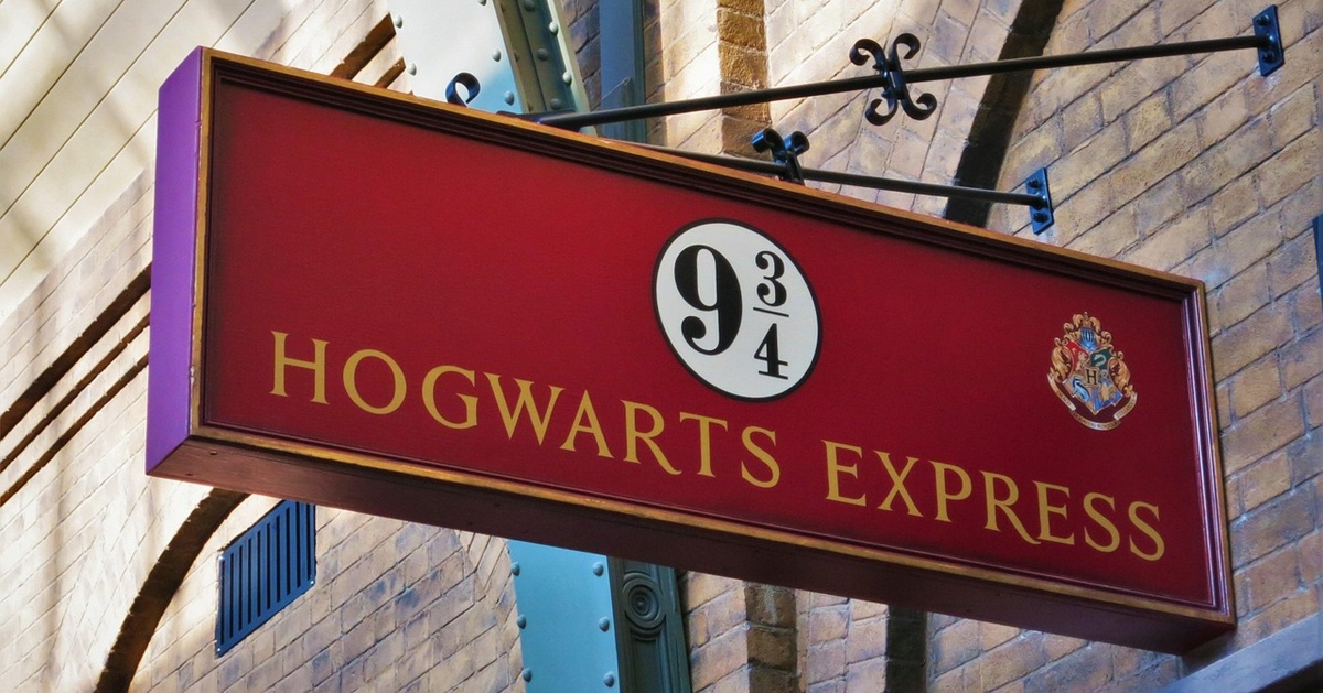 Platform 9 3/4 Hogwarts Express sign