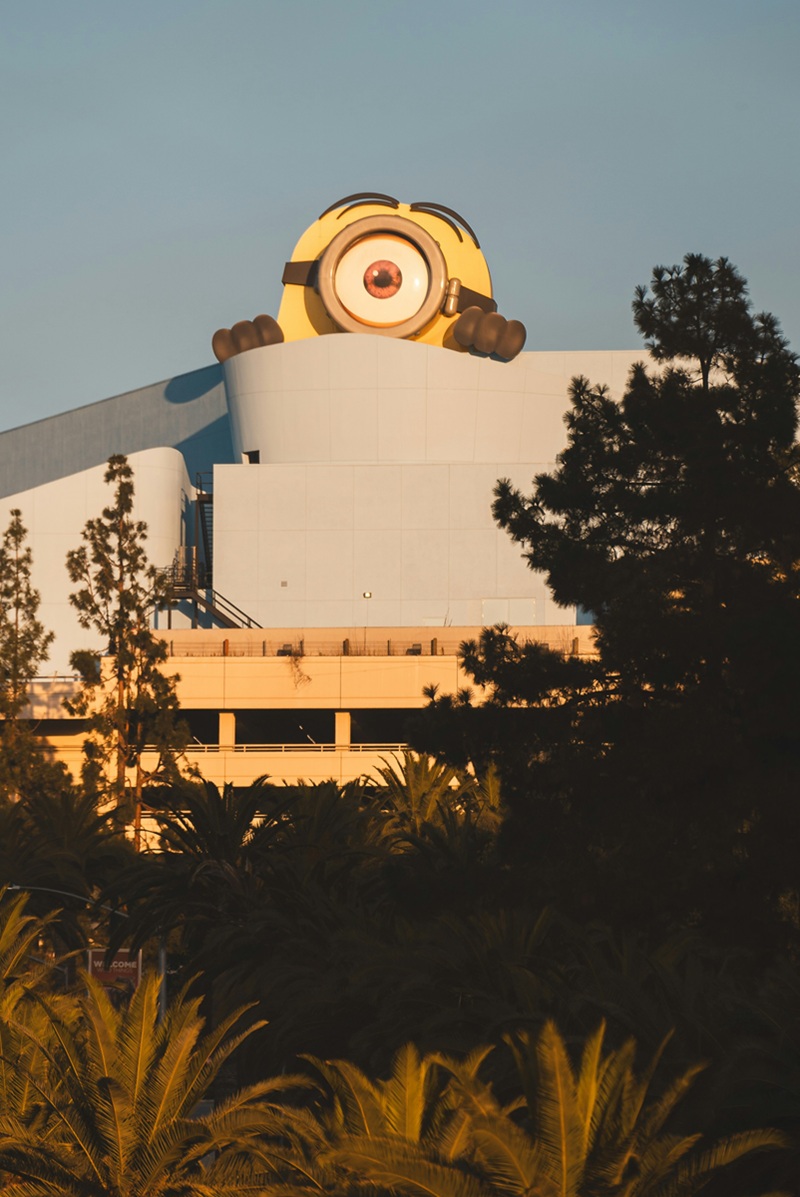 Minion peeping over buildings at Universal Studios